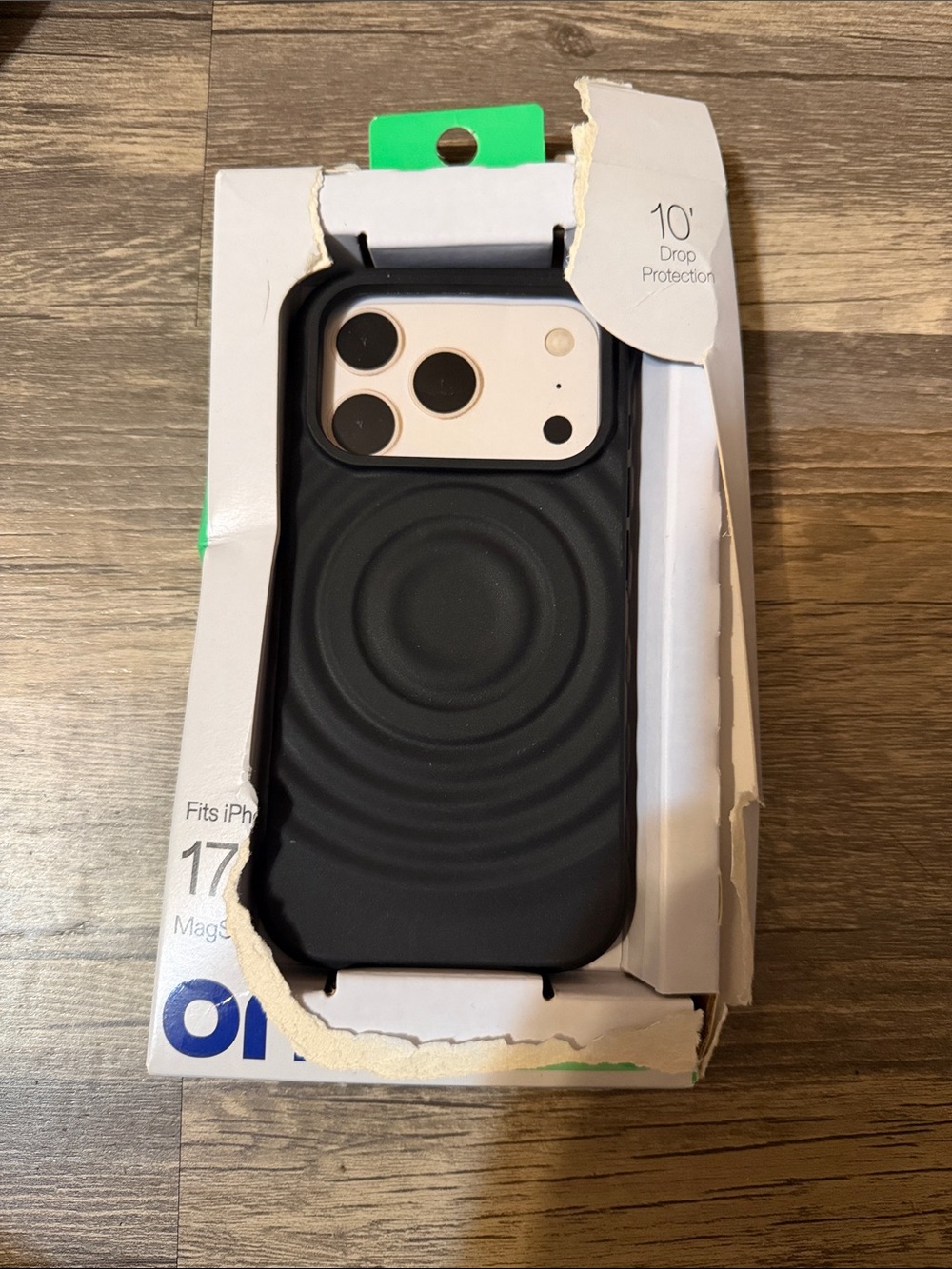 MagSafe-Compatible Black iPhone 17 Pro Case with Concentric Grip